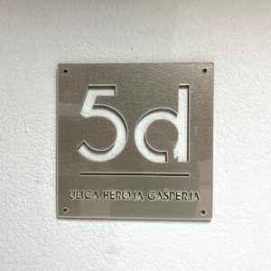 Enobarvna kvadratna hišna številka z možnostjo vijakov.