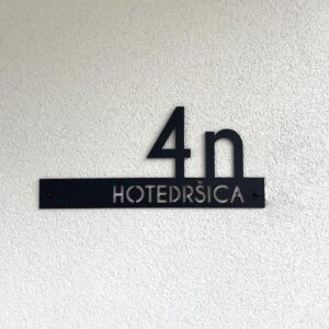 Enobarvna hišna številka s številko in napisom ulice. Možnost vijakov.