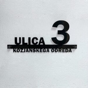 Enobarvna hišna številka s številko nad črto. Možnost vijakov.