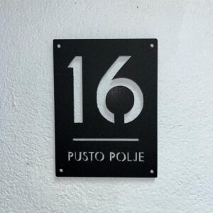 Enobarvna pokončna hišna številka z možnostjo vijakov.