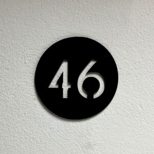 Enobarvna okrogla hišna številka. Samo številka