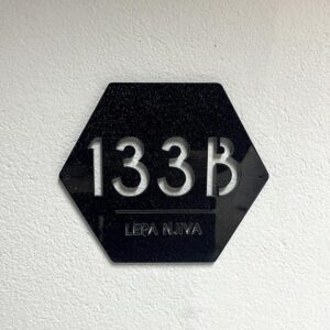 Enobarvna šestkotna hišna številka z možnostjo vijakov.